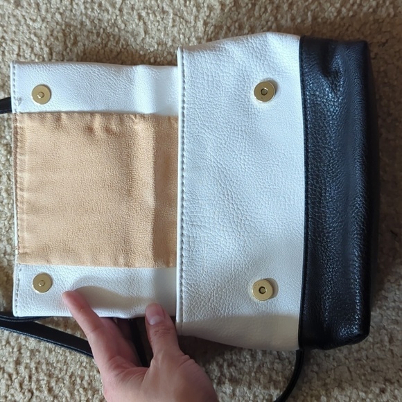 Carlos by Carlos Santana Black & White Small Crossbody Purse - Picture 5 of 6